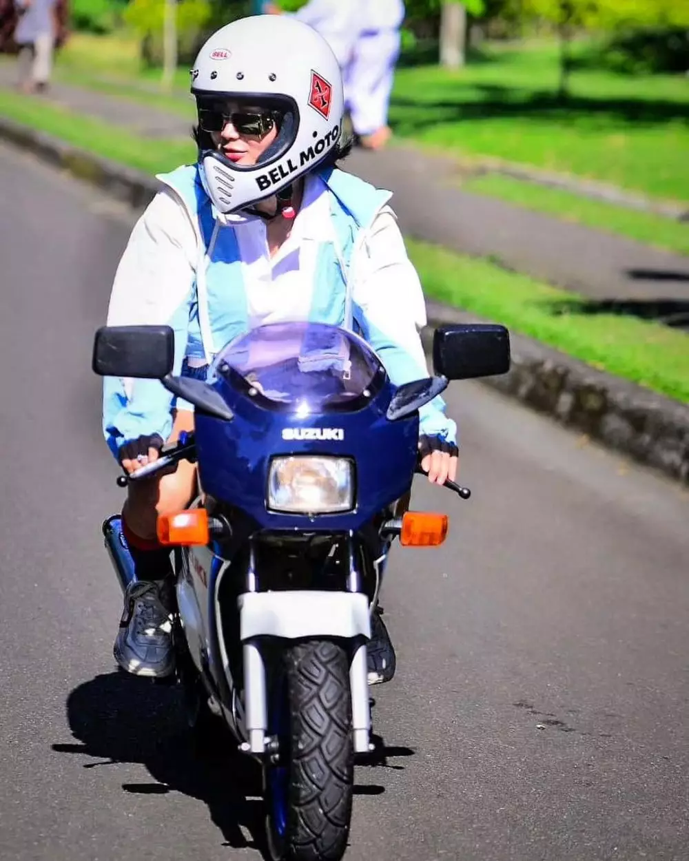 Wika Salim mengendarai motor mini © 2021 brilio.net Wika Salim mengendarai motor mini © 2021 brilio.net