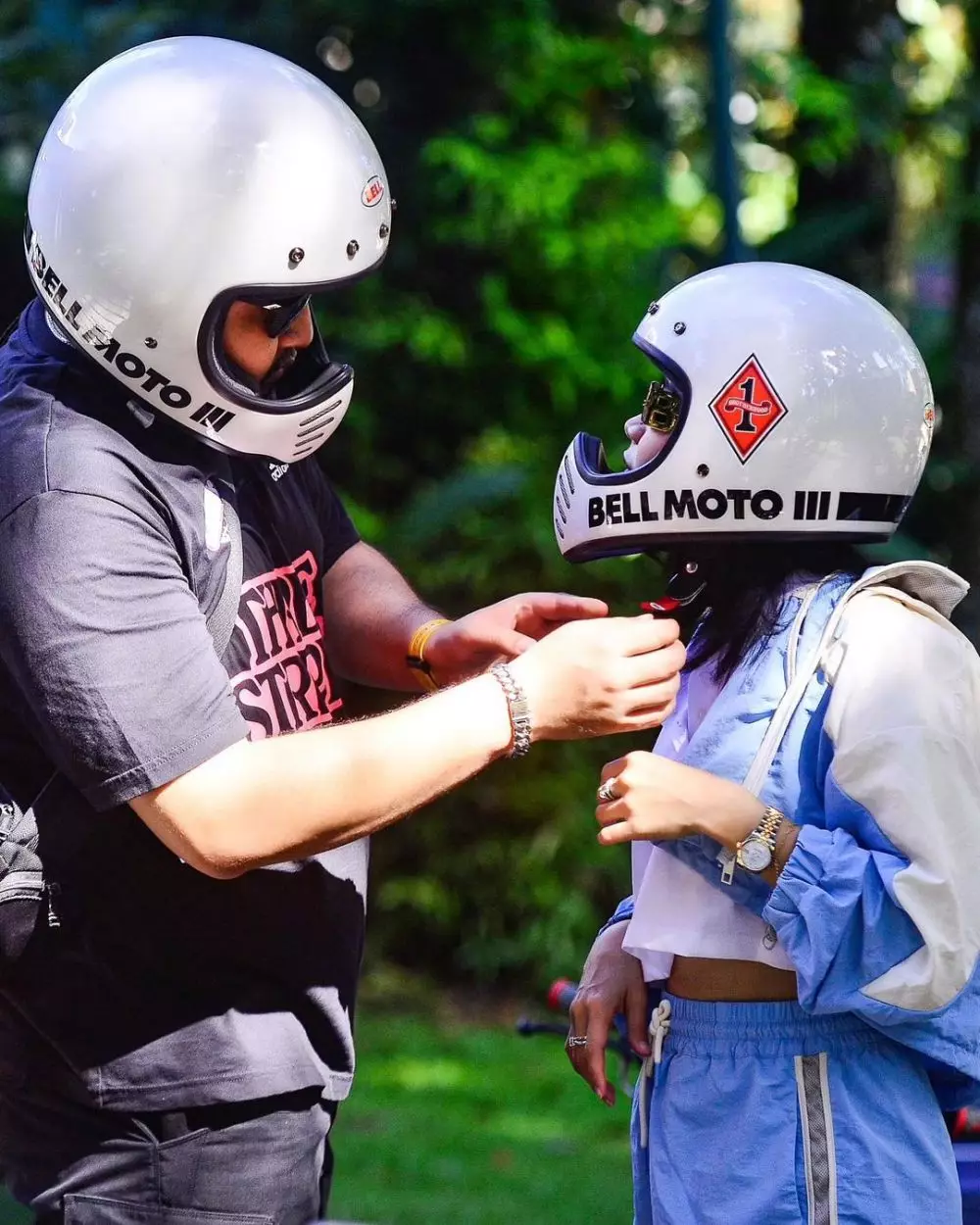 Wika Salim mengendarai motor mini © 2021 brilio.net Wika Salim mengendarai motor mini © 2021 brilio.net