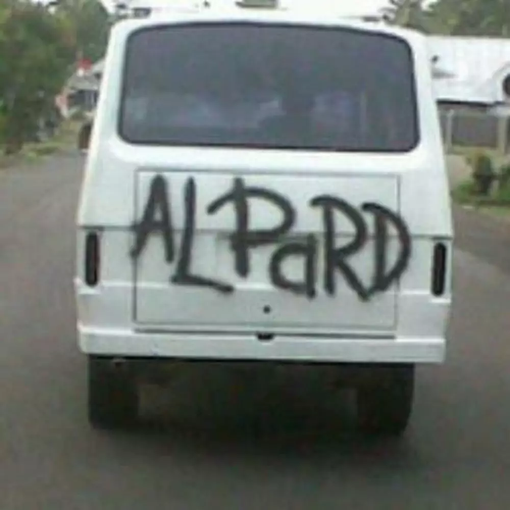 aksi coret-coret benda © Berbagai Sumber 