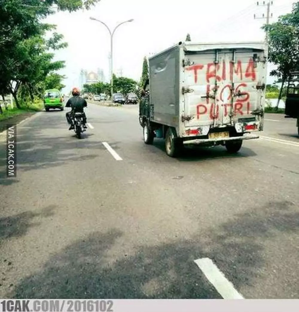 aksi coret-coret benda © Berbagai Sumber 