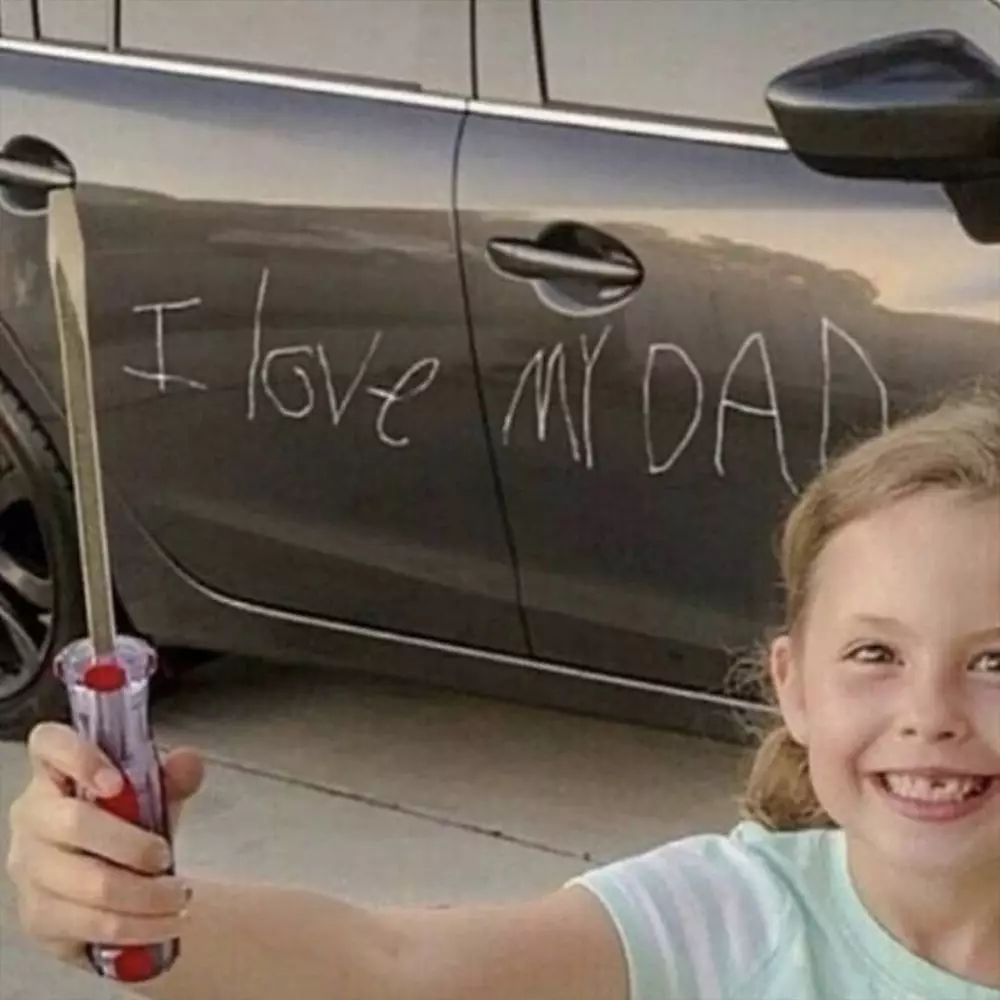 aksi coret-coret benda © Berbagai Sumber 