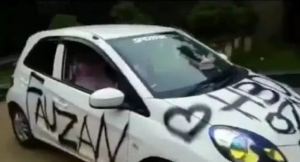 aksi coret-coret benda © Berbagai Sumber 