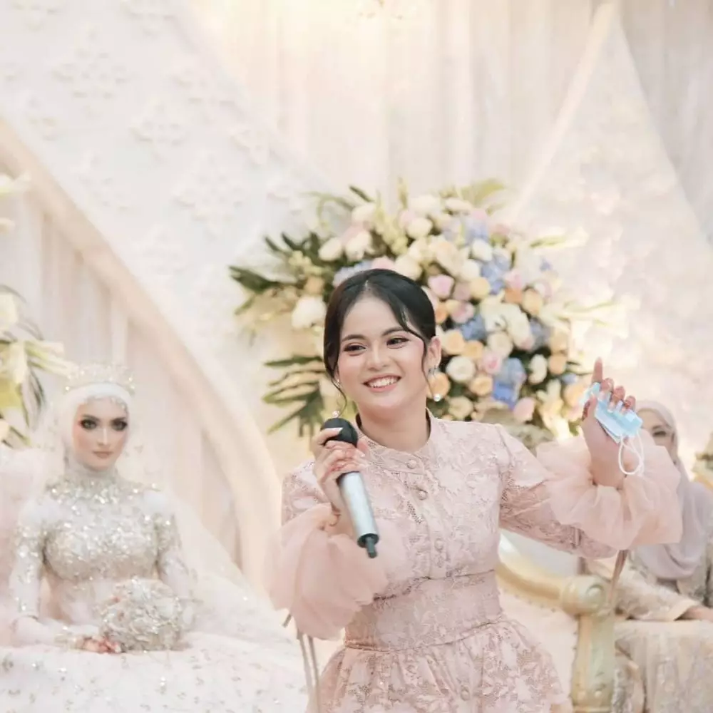 gaya Putri DA kondangan ©Instagram