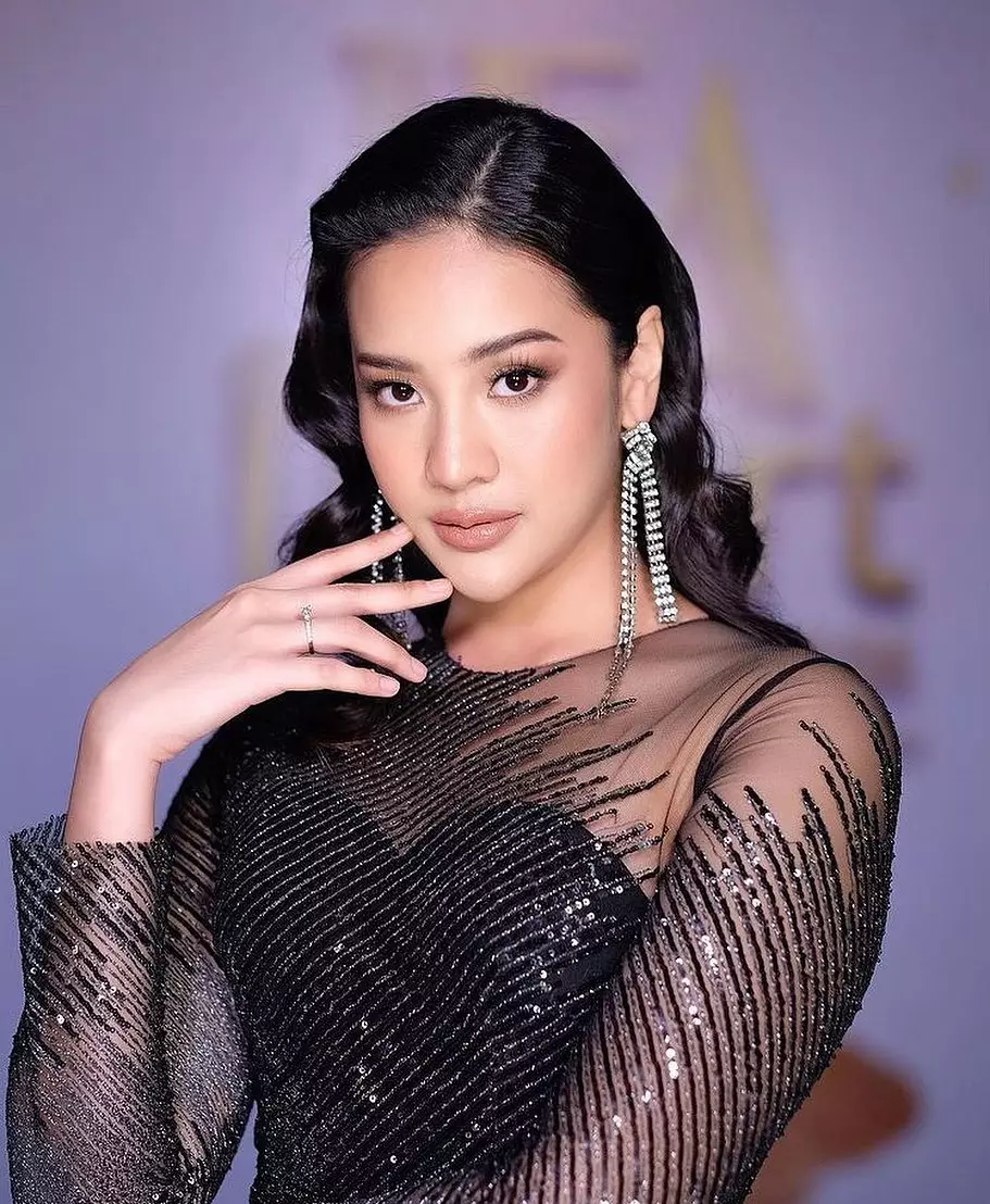 Pesona Anya Geraldine saat dianugerahi Fashionable Youth Instagram Pesona Anya Geraldine saat dianugerahi Fashionable Youth Instagram