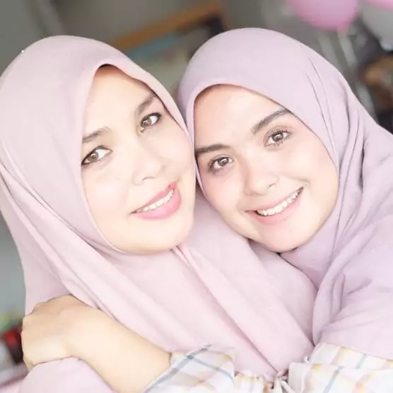 Vebby Palwinta dan ibunya © Instagram