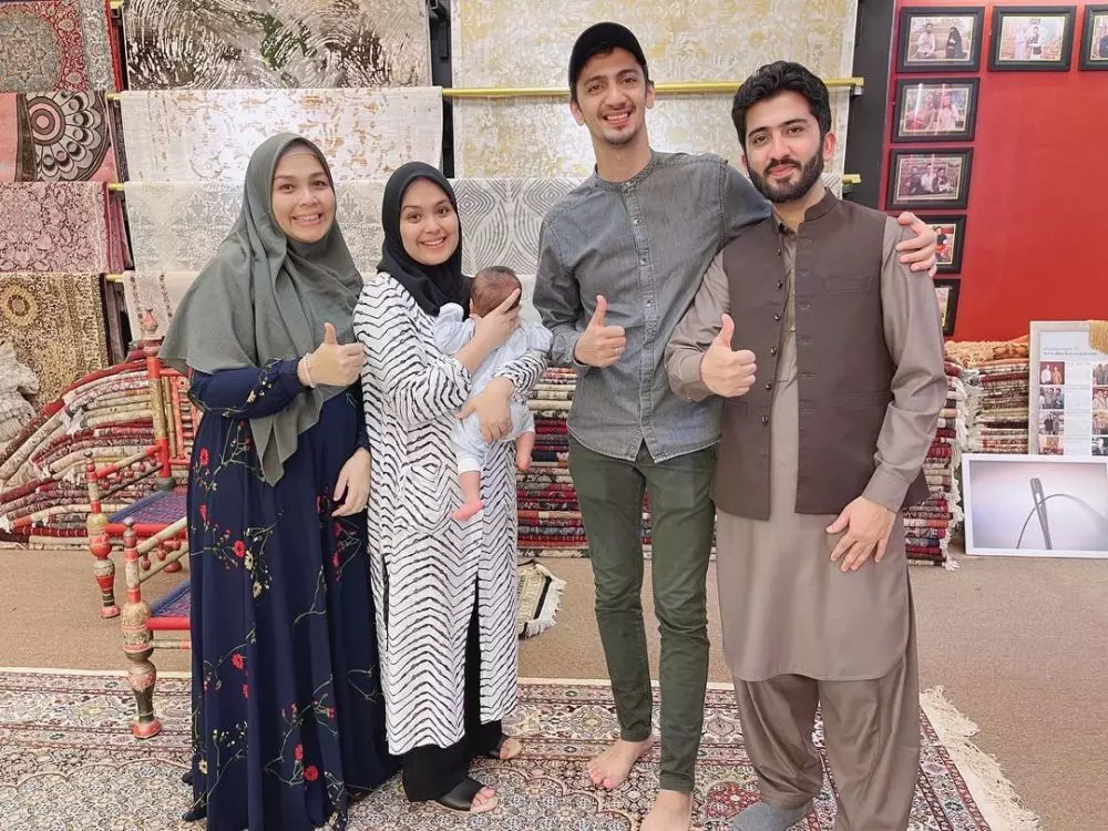 Vebby Palwinta dan ibunya © Instagram