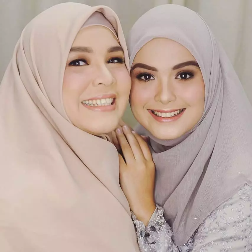 Vebby Palwinta dan ibunya © Instagram