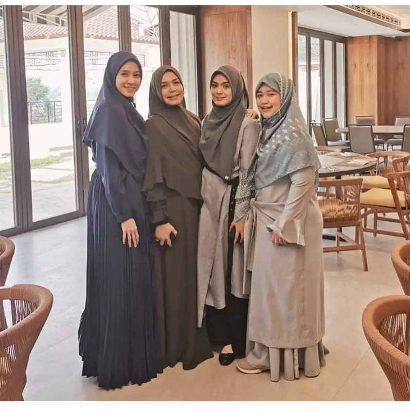 Vebby Palwinta dan ibunya © Instagram