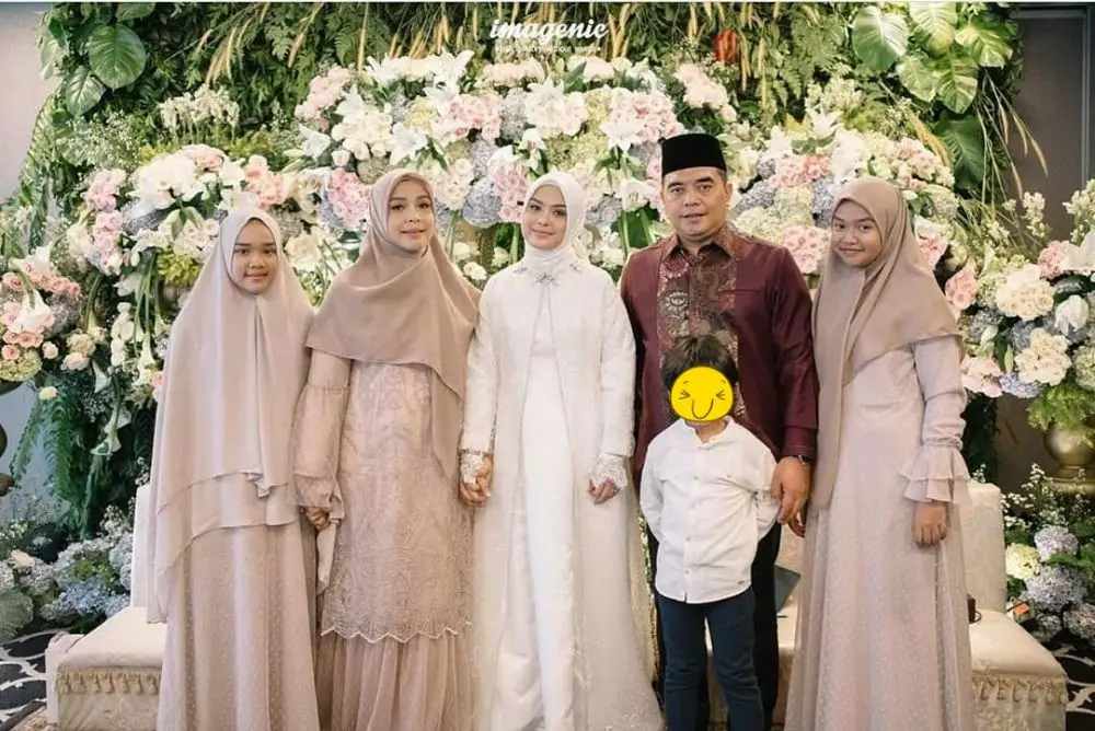 Vebby Palwinta dan ibunya © Instagram