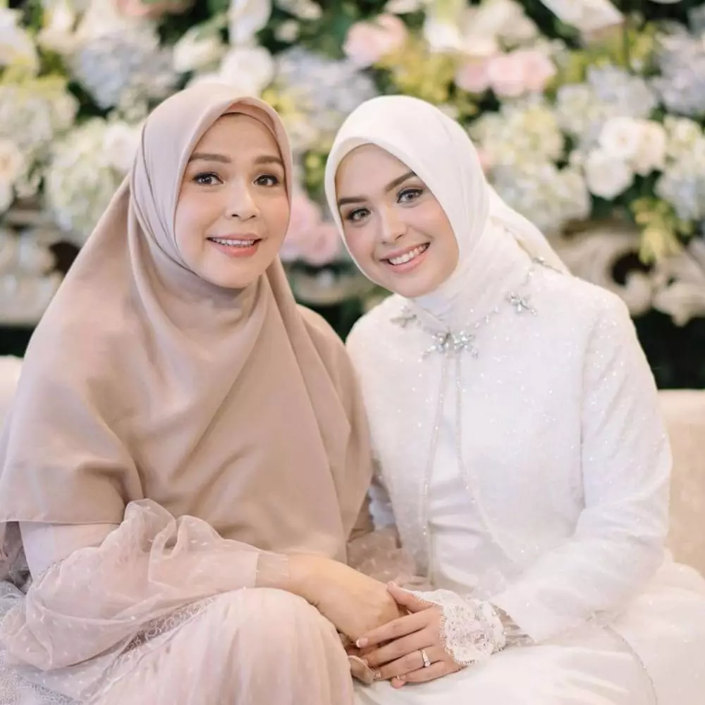 Vebby Palwinta dan ibunya © Instagram