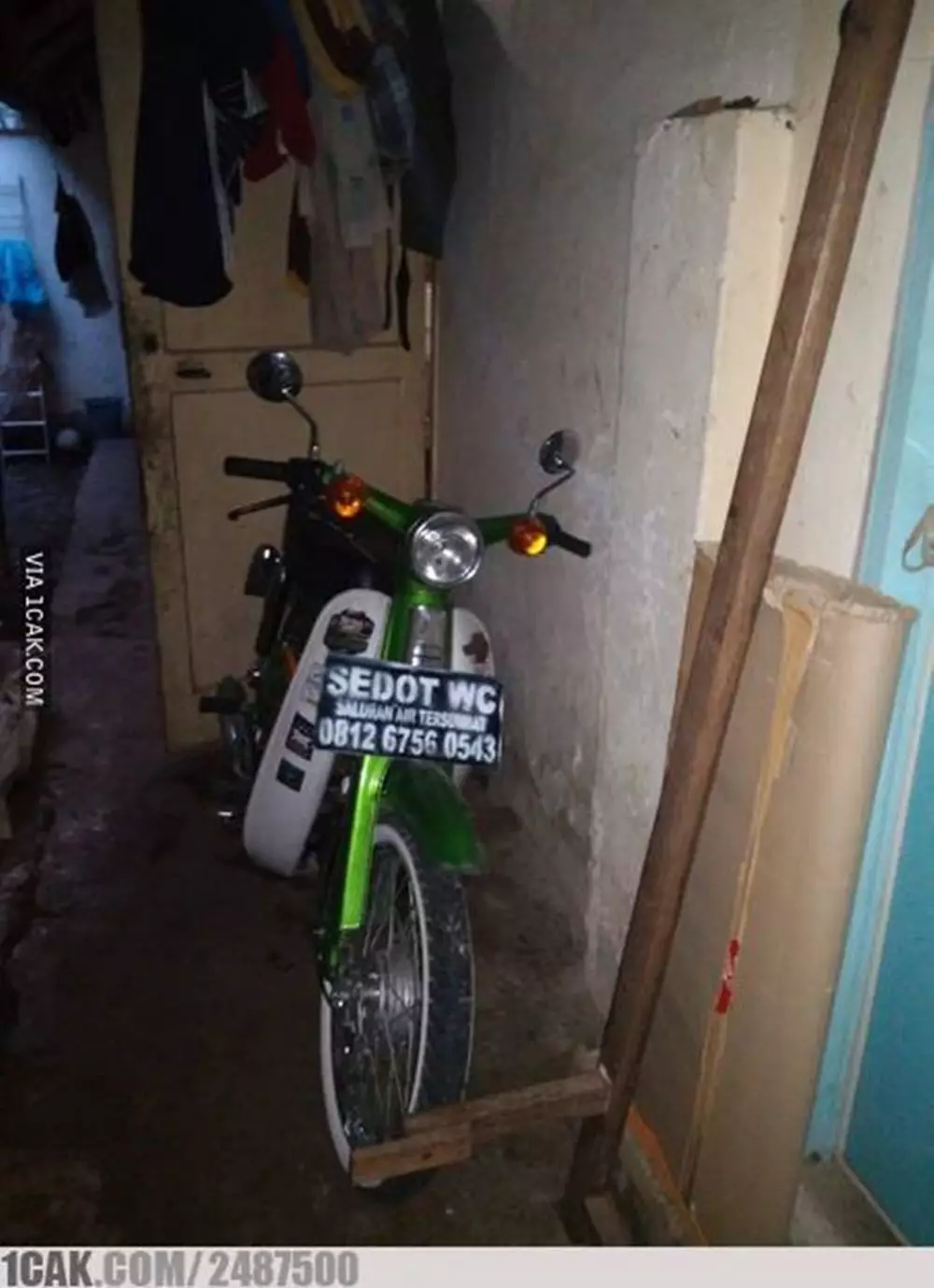 pelat nomor nyeleneh © Berbagai Sumber