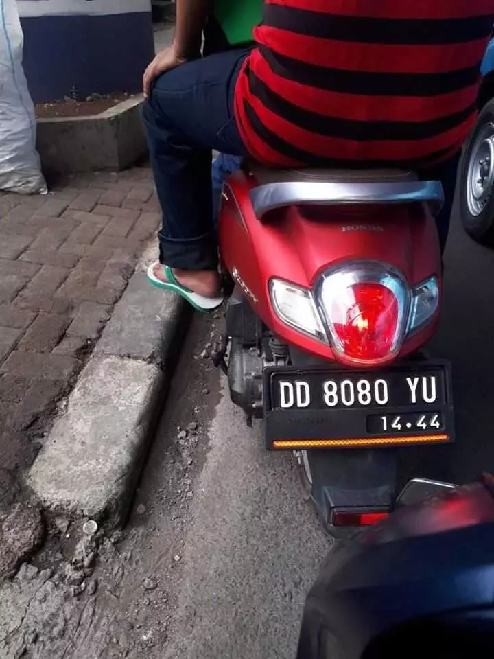 pelat nomor nyeleneh © Berbagai Sumber