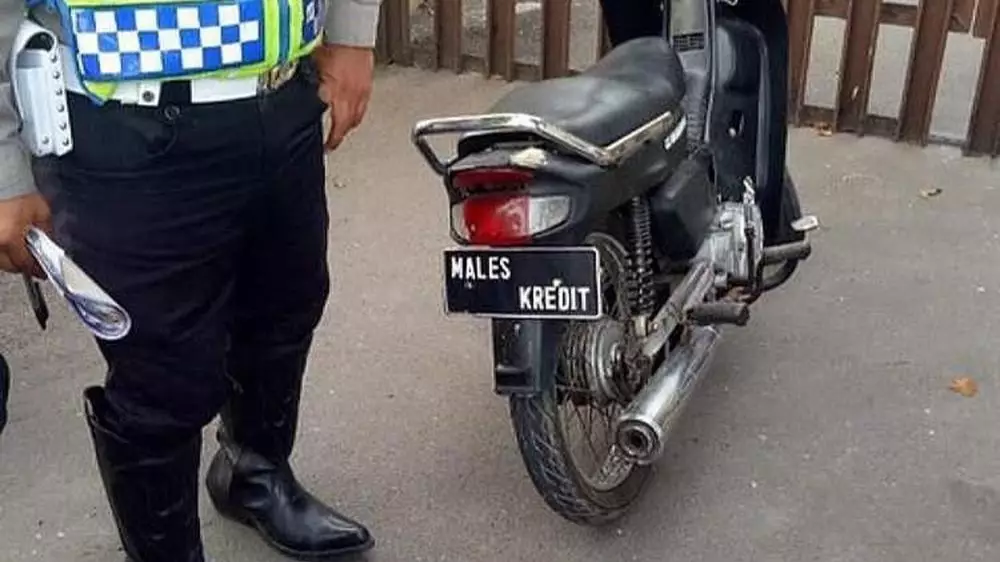 pelat nomor nyeleneh © Berbagai Sumber