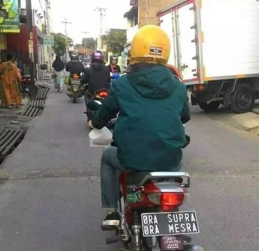 pelat nomor nyeleneh © Berbagai Sumber