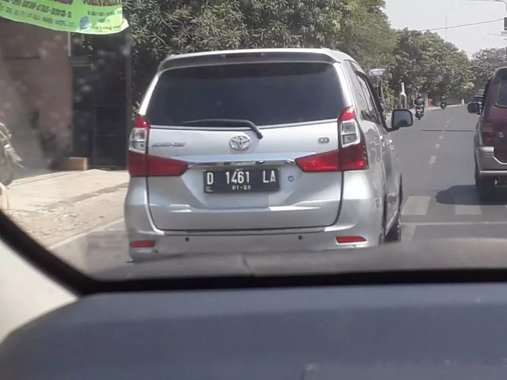 pelat nomor nyeleneh © Berbagai Sumber