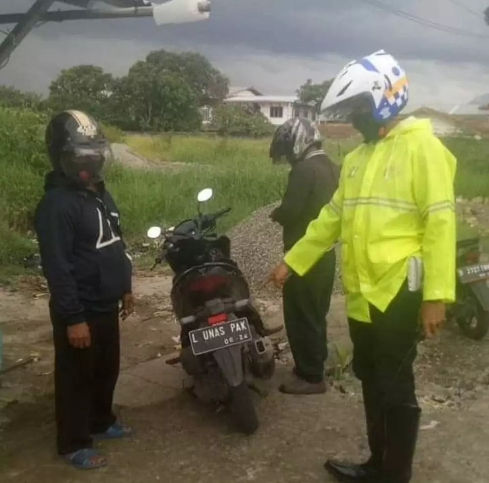 pelat nomor nyeleneh © Berbagai Sumber