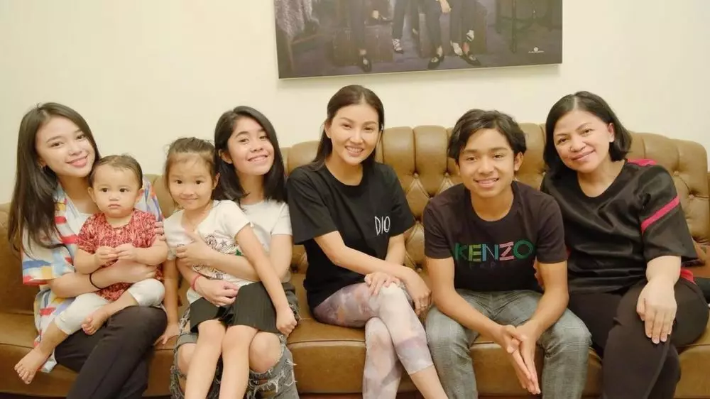 Betrand Peto dengan Anneth & Alifa Lubis © 2021 brilio.net Betrand Peto dengan Anneth & Alifa Lubis © 2021 brilio.net