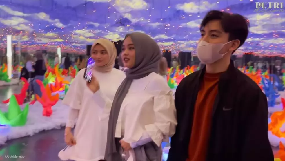 Nathalie dengan Putri Jeffry © YouTube Nathalie dengan Putri Jeffry © YouTube