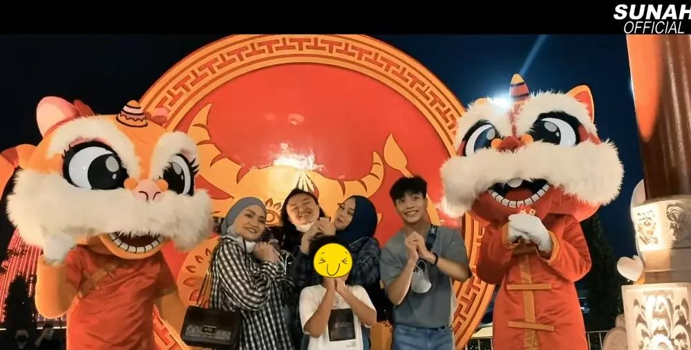 Nathalie dengan Putri Jeffry © YouTube Nathalie dengan Putri Jeffry © YouTube