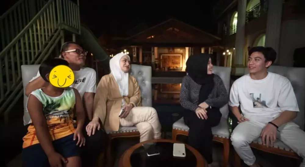 Nathalie dengan Putri Jeffry © YouTube Nathalie dengan Putri Jeffry © YouTube