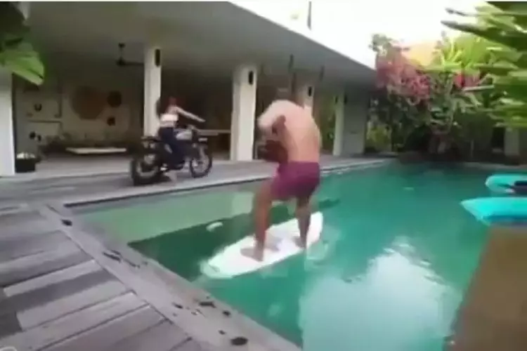 tingkah kocak di kolam renang Instagram