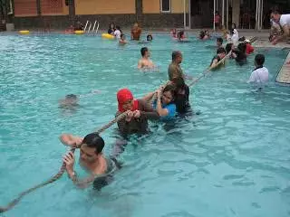 tingkah kocak di kolam renang Instagram