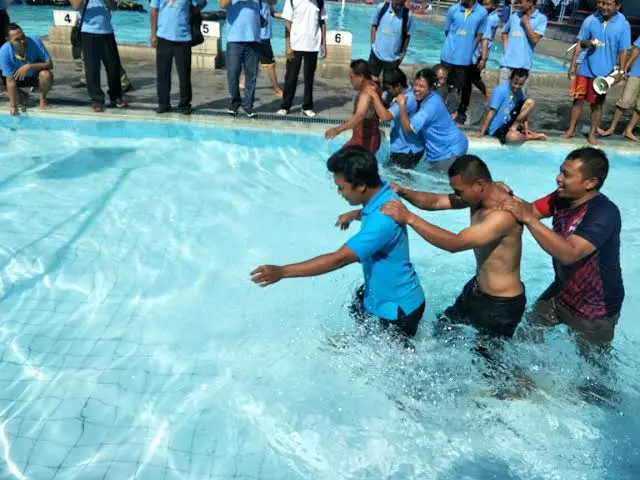 tingkah kocak di kolam renang Instagram