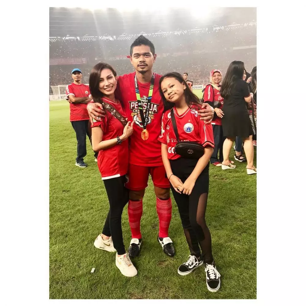 potret harmonis keluarga Bambang Pamungkas © 2021 brilio.net Instagram potret harmonis keluarga Bambang Pamungkas © 2021 brilio.net Instagram