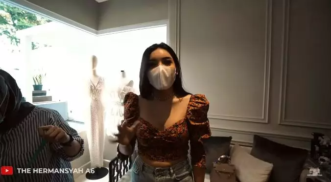 Millendaru fitting seragam akad nikah Aurel © 2021 brilio.net