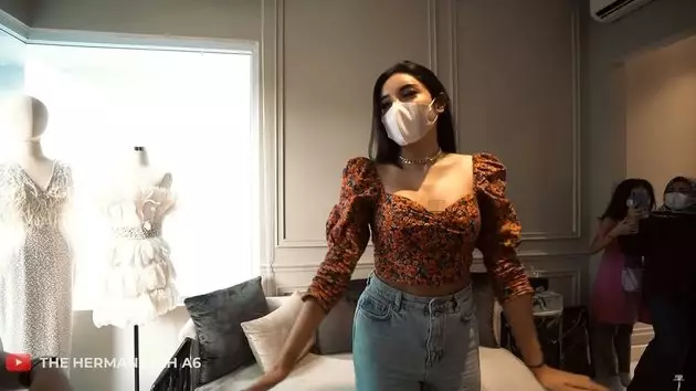 Millendaru fitting seragam akad nikah Aurel © 2021 brilio.net