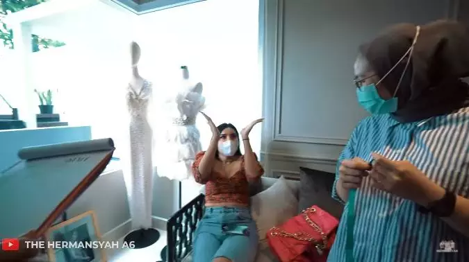 Millendaru fitting seragam akad nikah Aurel © 2021 brilio.net