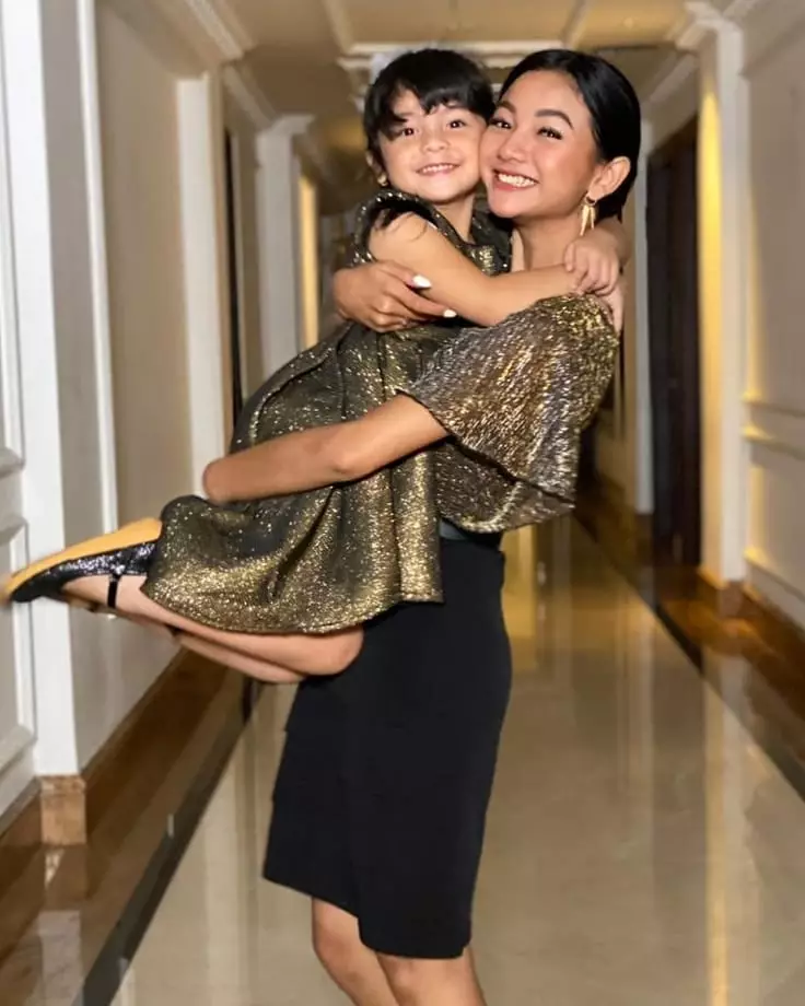 Momen gemas Fara Shakila 'Reyna' bareng pemain Ikatan Cinta © Instagram