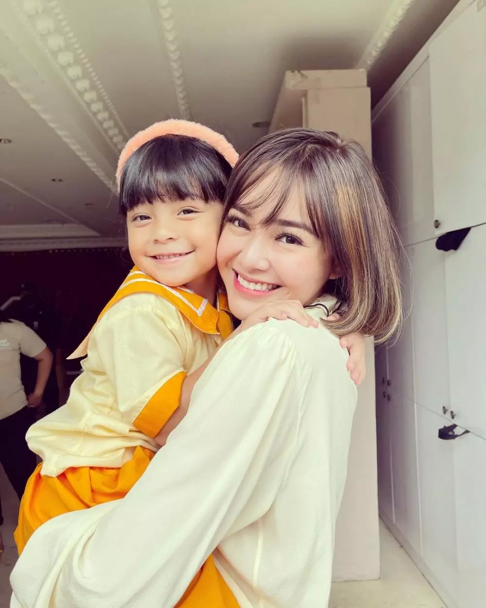 Momen gemas Fara Shakila 'Reyna' bareng pemain Ikatan Cinta © Instagram