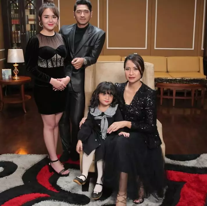 Momen gemas Fara Shakila 'Reyna' bareng pemain Ikatan Cinta © Instagram