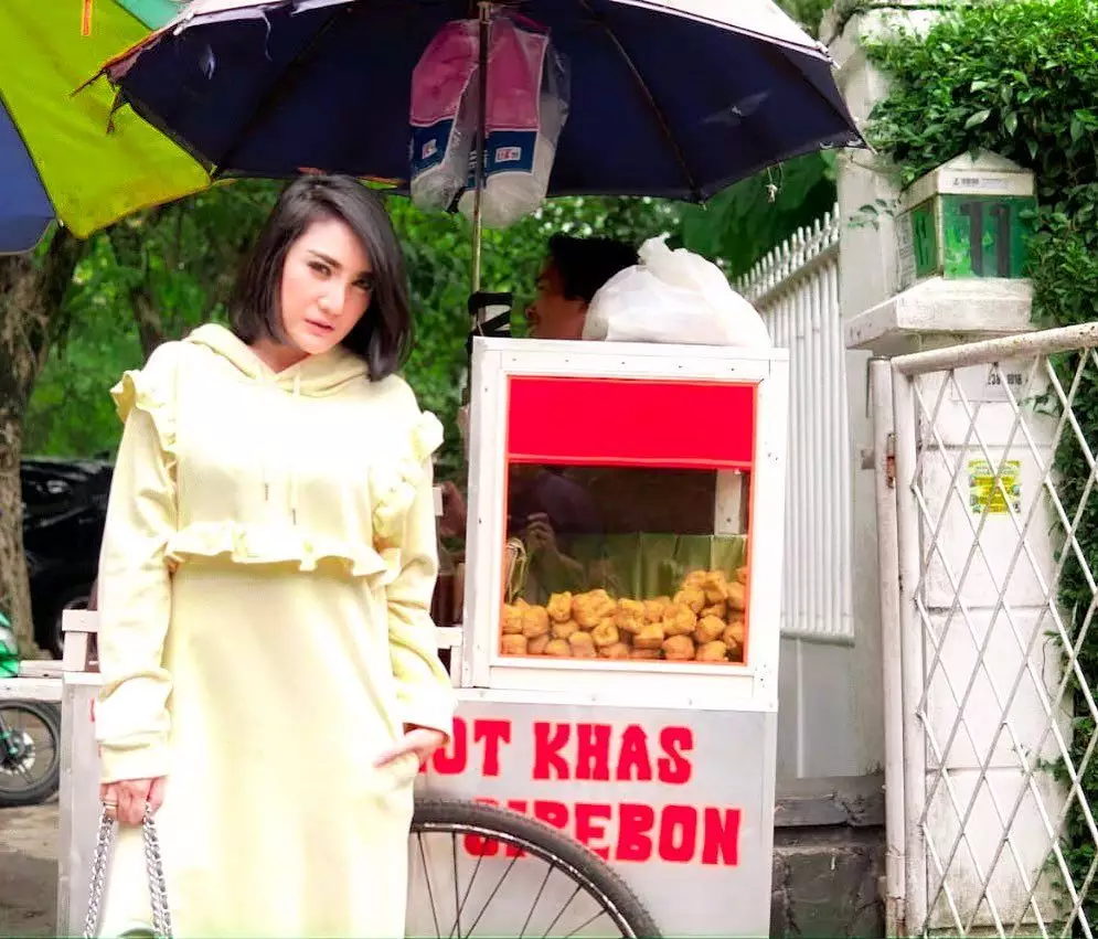 seleb jajan makanan gerobak © 2021 brilio.net