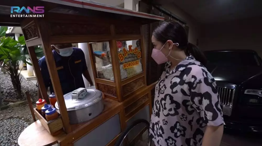 seleb jajan makanan gerobak © 2021 brilio.net