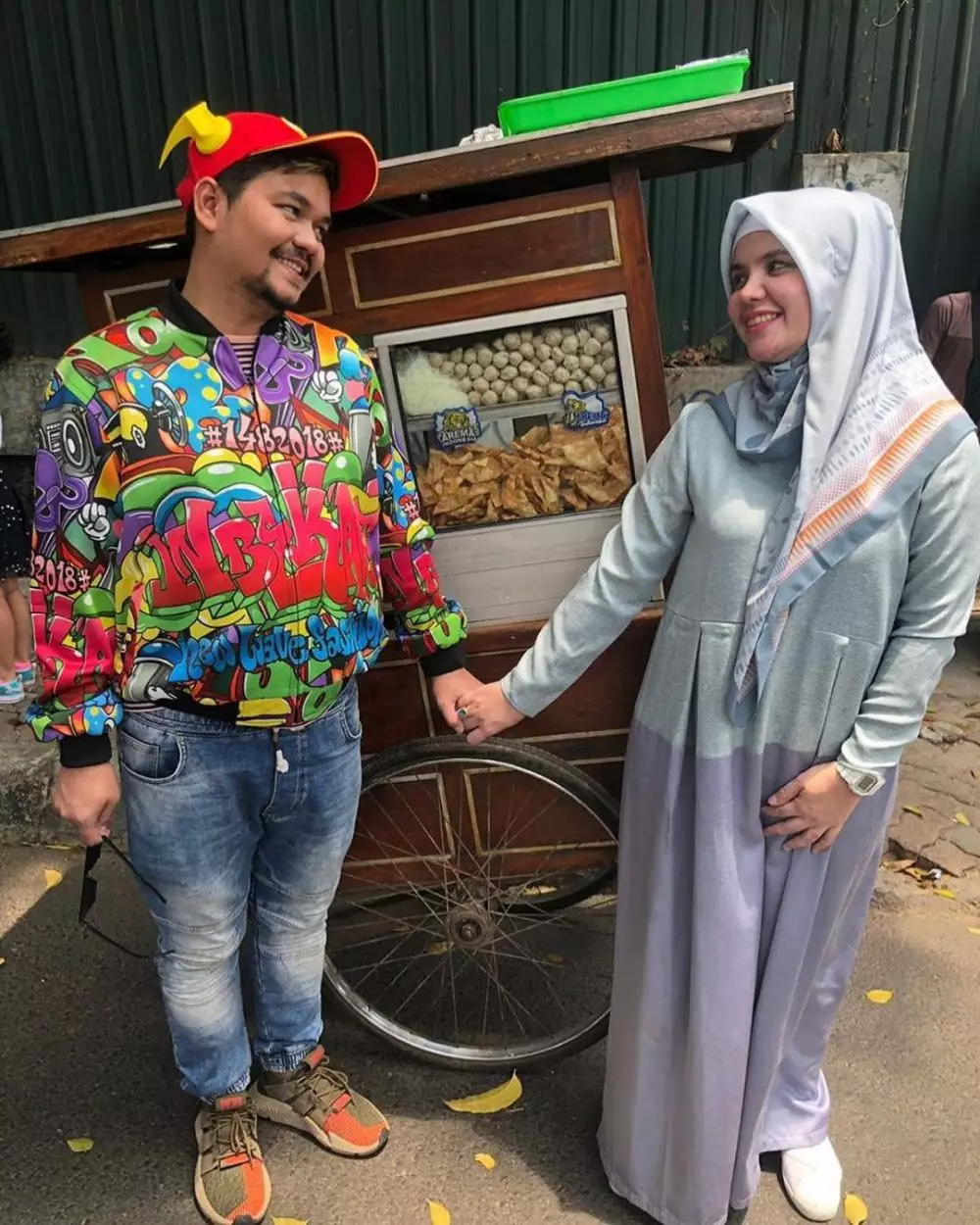 seleb jajan makanan gerobak © 2021 brilio.net