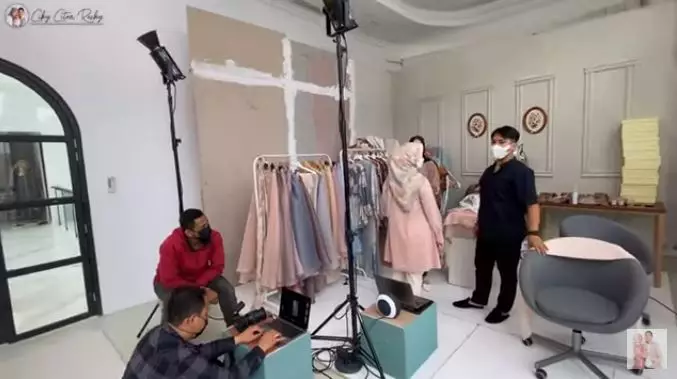 keluarga Citra Kirana & Erica Putri pemotretan © 2021 brilio.net