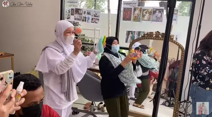 keluarga Citra Kirana & Erica Putri pemotretan © 2021 brilio.net