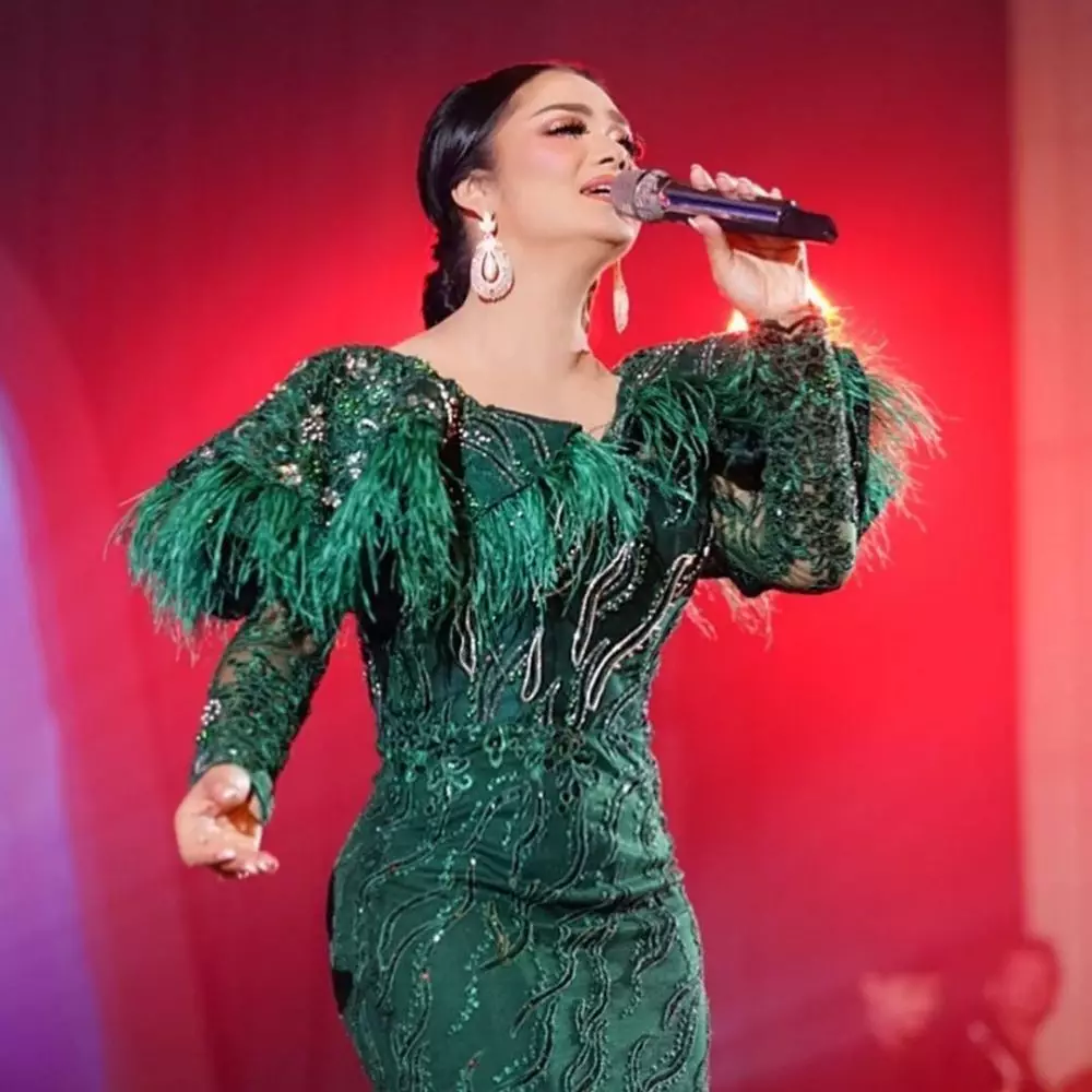 Gaya Krisdayanti di atas panggung Instagram