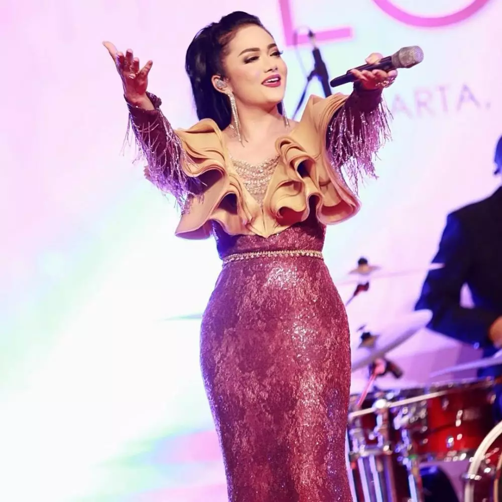 Gaya Krisdayanti di atas panggung Instagram