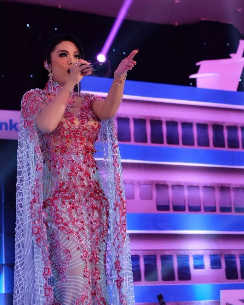 Gaya Krisdayanti di atas panggung Instagram