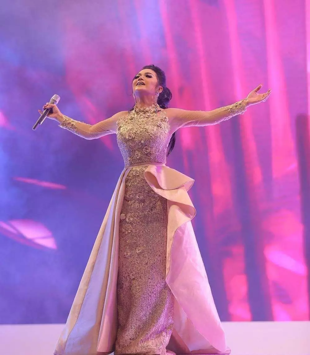 Gaya Krisdayanti di atas panggung Instagram