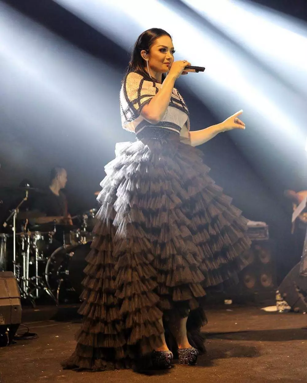 Gaya Krisdayanti di atas panggung Instagram