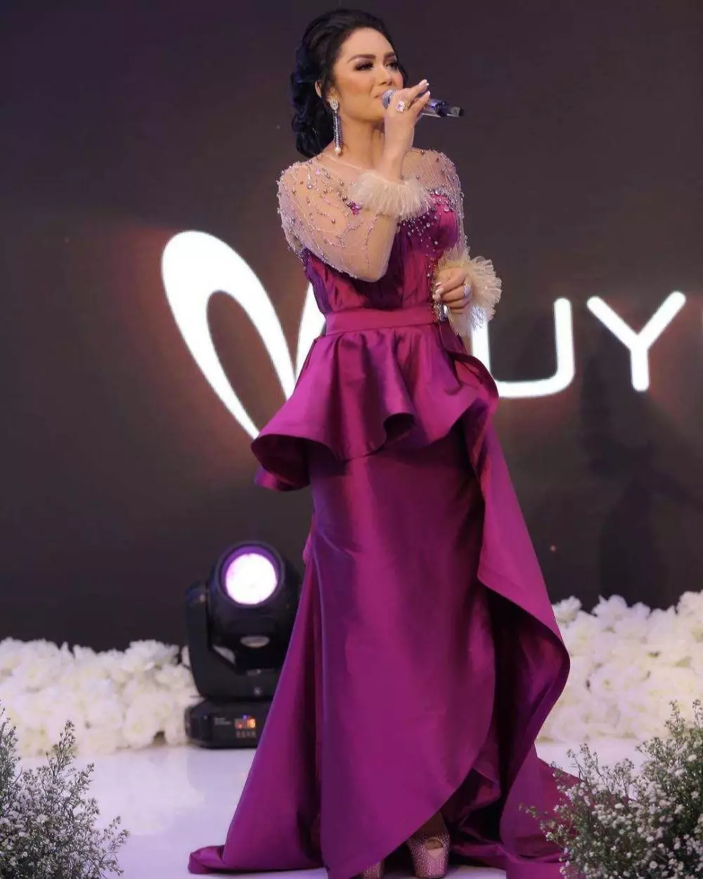 Gaya Krisdayanti di atas panggung Instagram