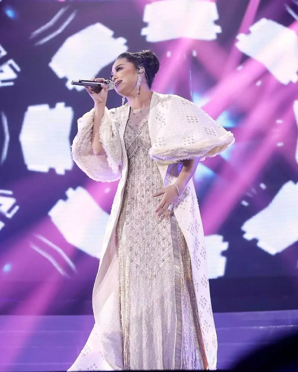 Gaya Krisdayanti di atas panggung Instagram