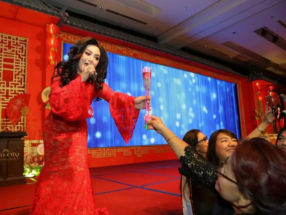 Gaya Krisdayanti di atas panggung Instagram