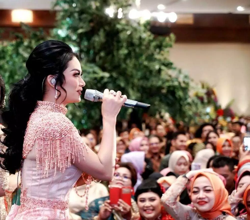 Gaya Krisdayanti di atas panggung Instagram
