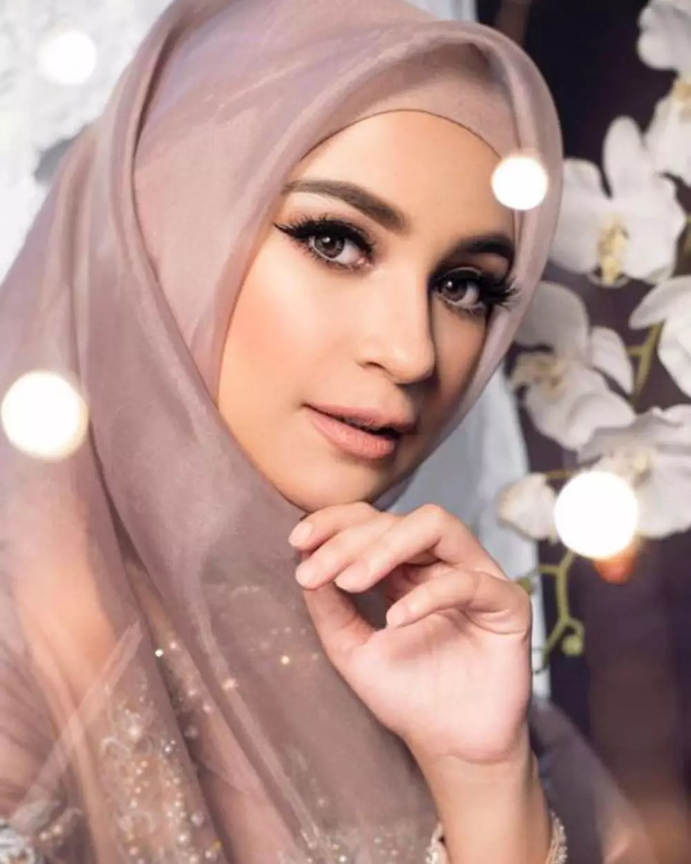 Shireen sungkar bermakeup tebal © 2021 brilio.net