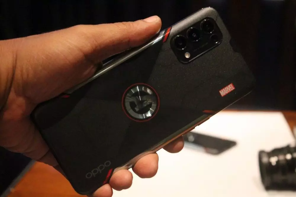 Oppo Reno5 Marvel Edition © 2021 brilio.net Oppo Reno5 Marvel Edition © 2021 brilio.net